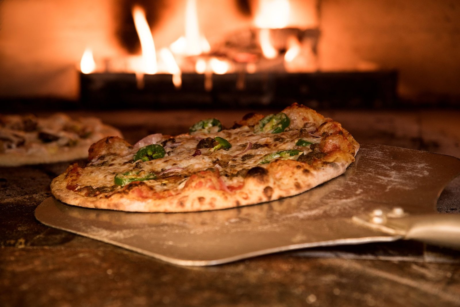 Pizza recién horneada al fuego de leña